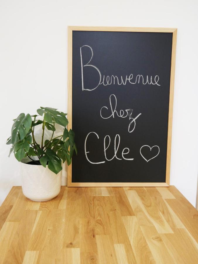 Apartament Studio Cosy Bienvenue Chez Elle Saint-Denis-de lʼHôtel Zewnętrze zdjęcie